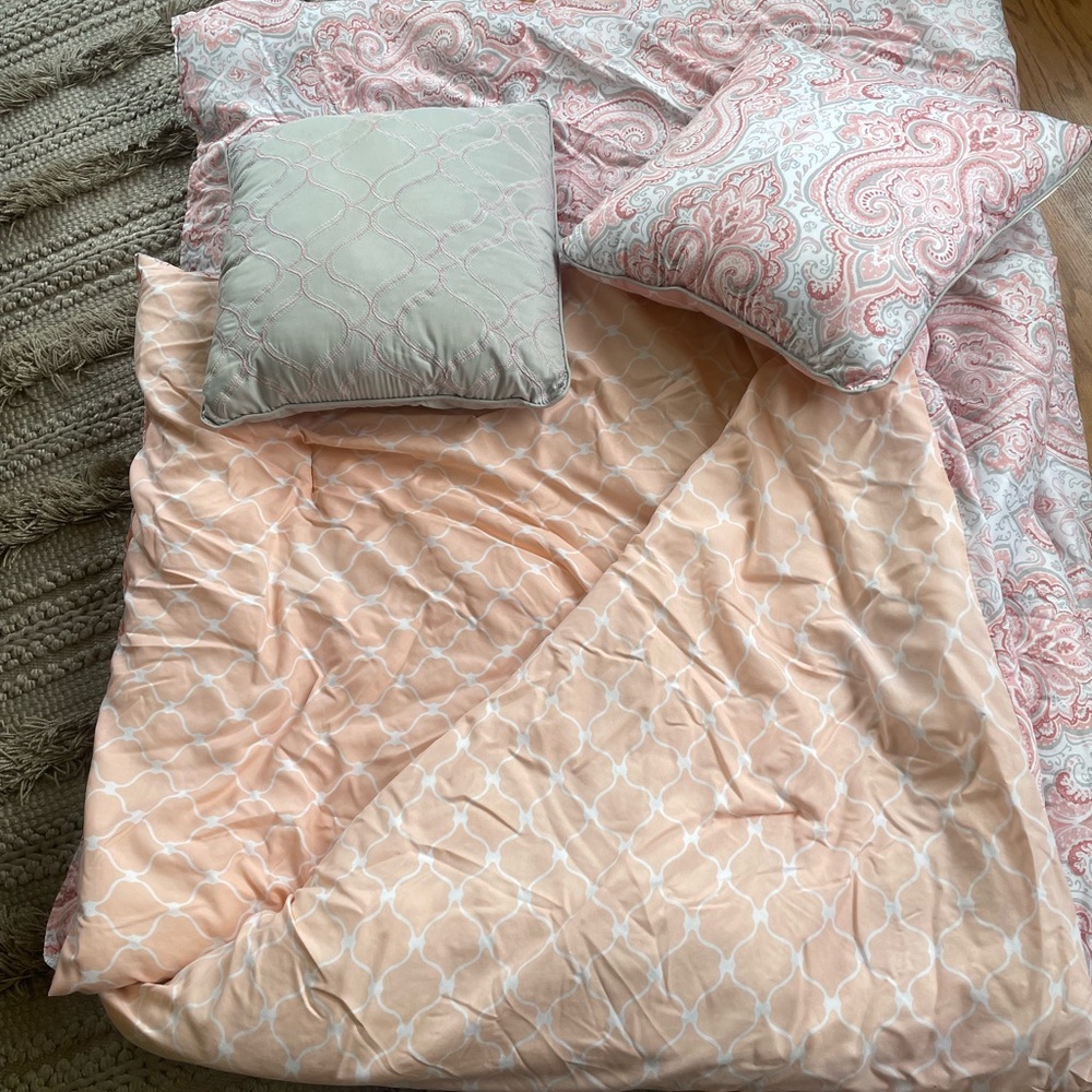 Full/Queen Reversible Comfortable and Pillow Set